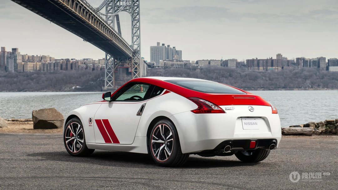 白色车身尼桑（Nissan）370Z跑车帅气桌面壁纸合集