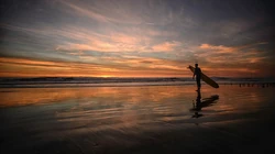 天气正好，咱们冲浪去吧，高清大海冲浪的欧美男生女生桌面壁纸