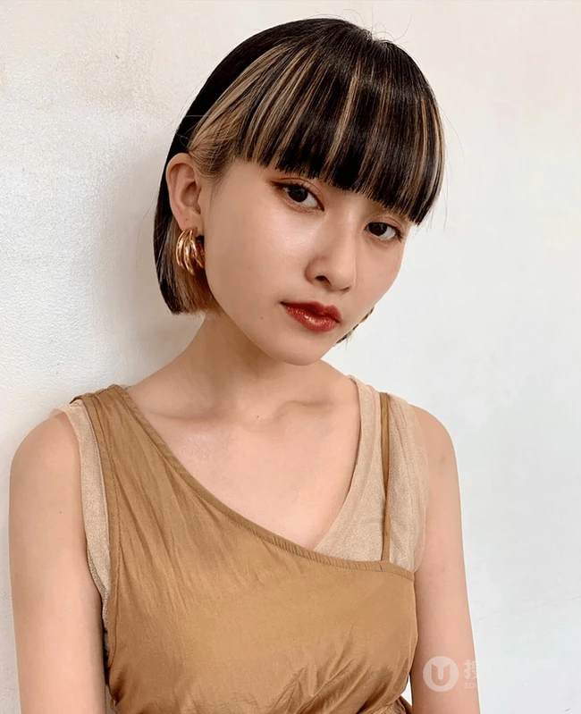 底层挑染发型，看起来很洋气的齐刘海短发女生底层挑染头发图片 第14张