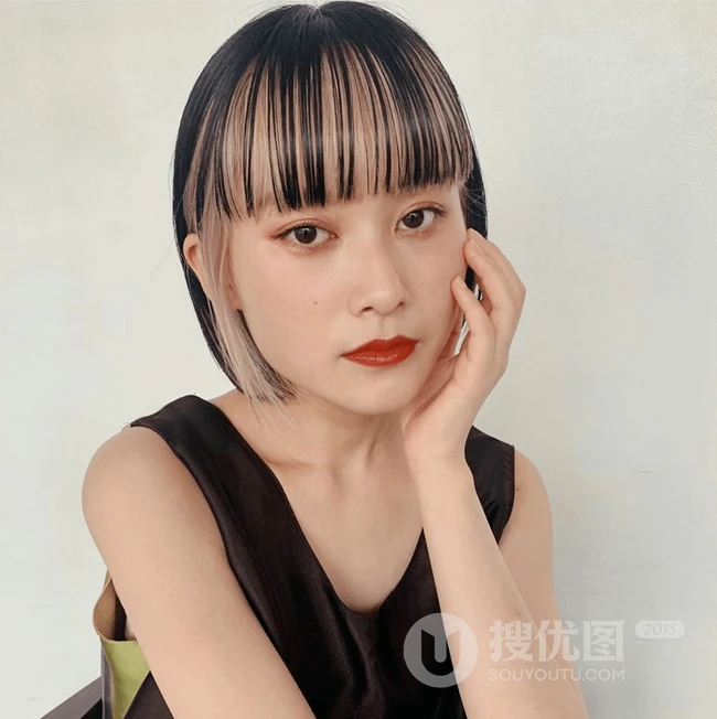 底层挑染发型，看起来很洋气的齐刘海短发女生底层挑染头发图片 第17张