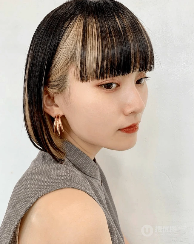 底层挑染发型，看起来很洋气的齐刘海短发女生底层挑染头发图片 第3张