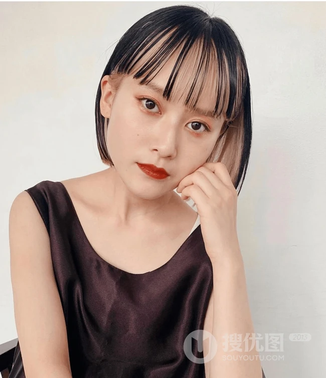 底层挑染发型，看起来很洋气的齐刘海短发女生底层挑染头发图片 第10张