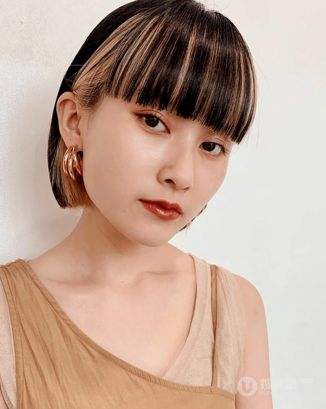 底层挑染发型，看起来很洋气的齐刘海短发女生底层挑染头发图片 第11张