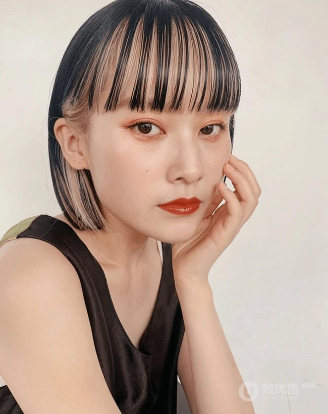 底层挑染发型，看起来很洋气的齐刘海短发女生底层挑染头发图片 第1张