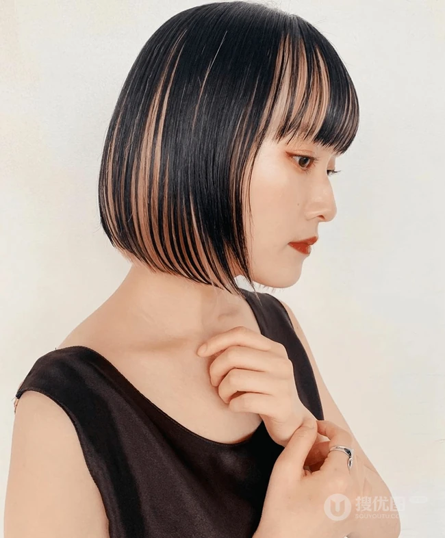 底层挑染发型，看起来很洋气的齐刘海短发女生底层挑染头发图片 第12张