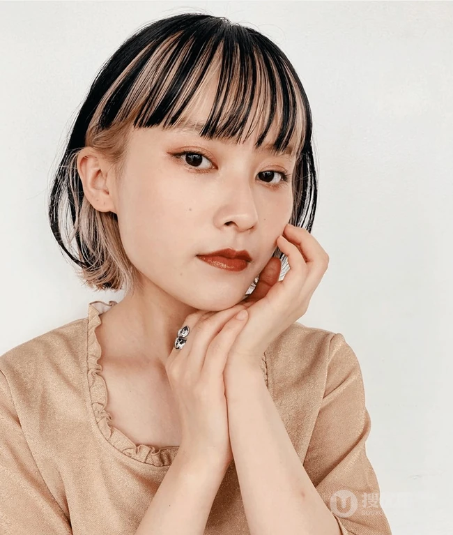 底层挑染发型，看起来很洋气的齐刘海短发女生底层挑染头发图片 第15张