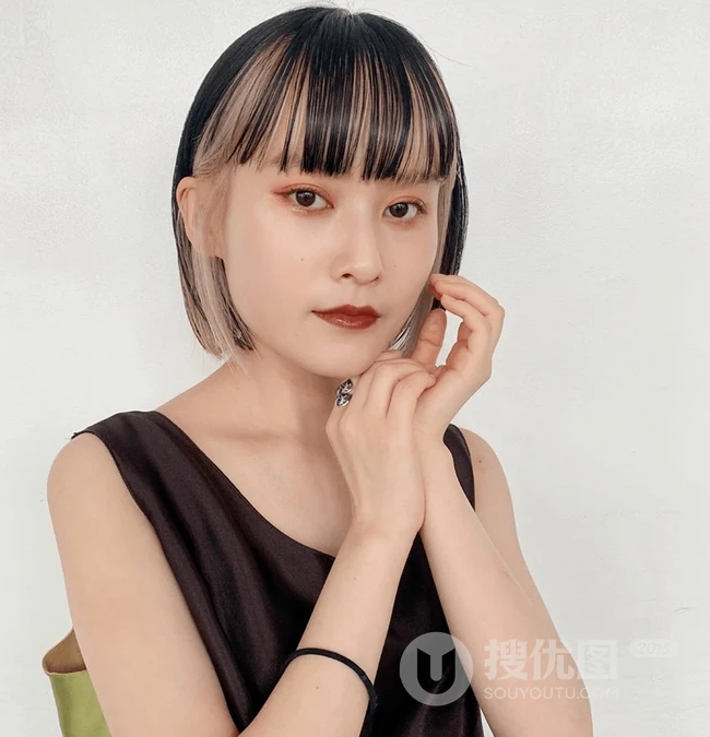 底层挑染发型，看起来很洋气的齐刘海短发女生底层挑染头发图片 第7张