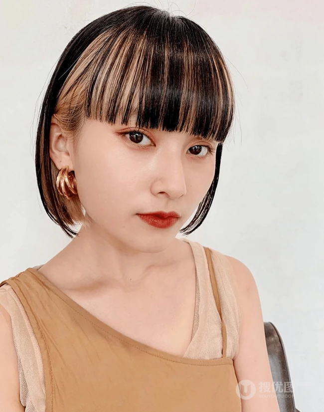 底层挑染发型，看起来很洋气的齐刘海短发女生底层挑染头发图片 第2张