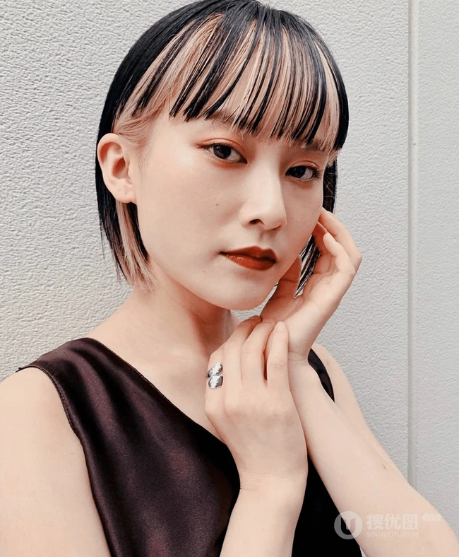 底层挑染发型，看起来很洋气的齐刘海短发女生底层挑染头发图片 第5张