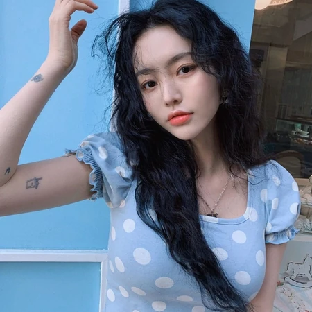 复古又不失洋气的女生羊毛卷发型，2020最洋气的减龄发型羊毛卷发型图片