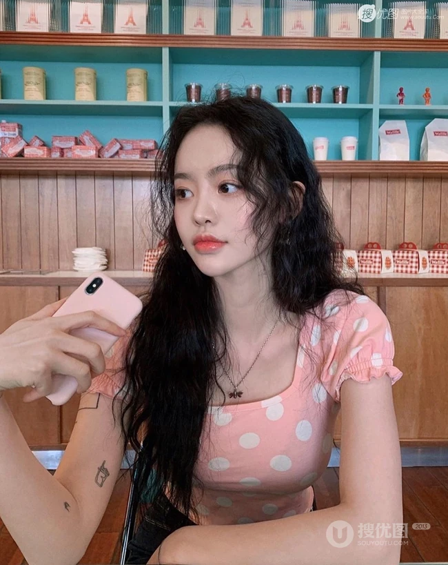复古又不失洋气的女生羊毛卷发型，2020最洋气的减龄发型羊毛卷发型图片 第6张