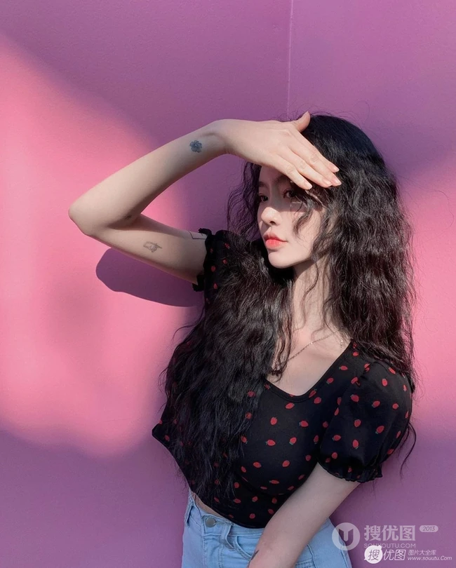 复古又不失洋气的女生羊毛卷发型，2020最洋气的减龄发型羊毛卷发型图片 第12张