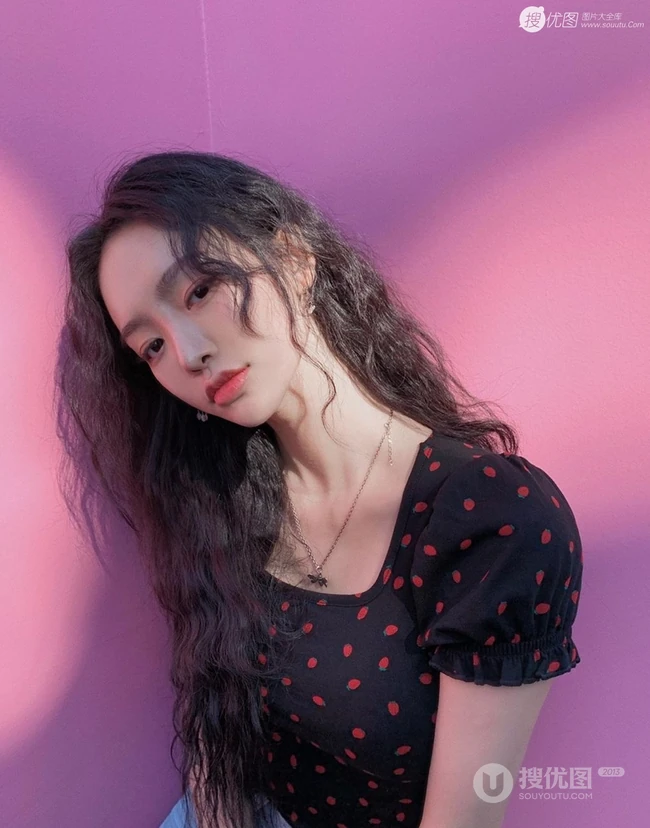 复古又不失洋气的女生羊毛卷发型，2020最洋气的减龄发型羊毛卷发型图片 第13张