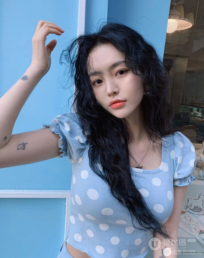 复古又不失洋气的女生羊毛卷发型，2020最洋气的减龄发型羊毛卷发型图片 第1张