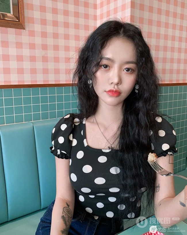 复古又不失洋气的女生羊毛卷发型，2020最洋气的减龄发型羊毛卷发型图片 第2张