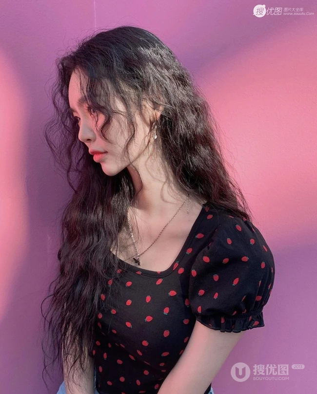 复古又不失洋气的女生羊毛卷发型，2020最洋气的减龄发型羊毛卷发型图片 第8张