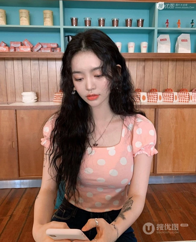 复古又不失洋气的女生羊毛卷发型，2020最洋气的减龄发型羊毛卷发型图片 第5张