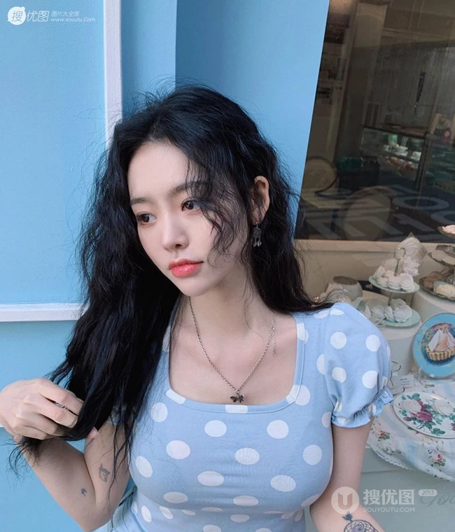 复古又不失洋气的女生羊毛卷发型，2020最洋气的减龄发型羊毛卷发型图片 第10张