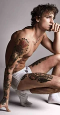 全身各部位都有纹身的帅气欧美男模黑白艺术写真图片