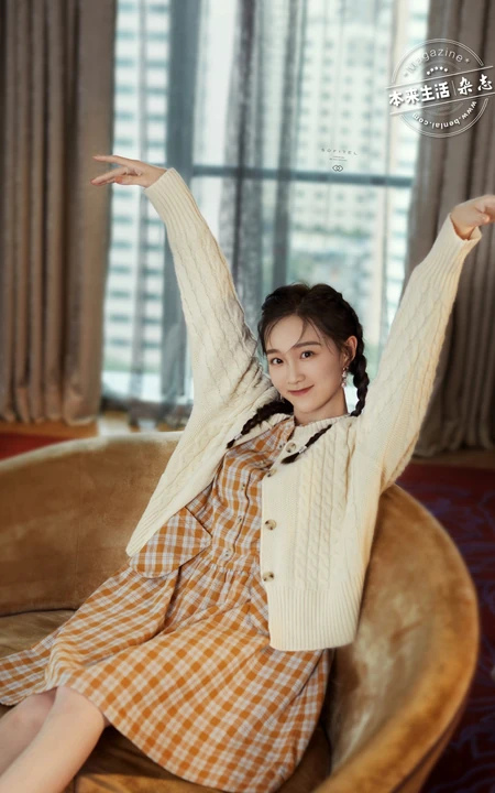 湖南籍女生歌手李子璇复古双麻花辫写真图片