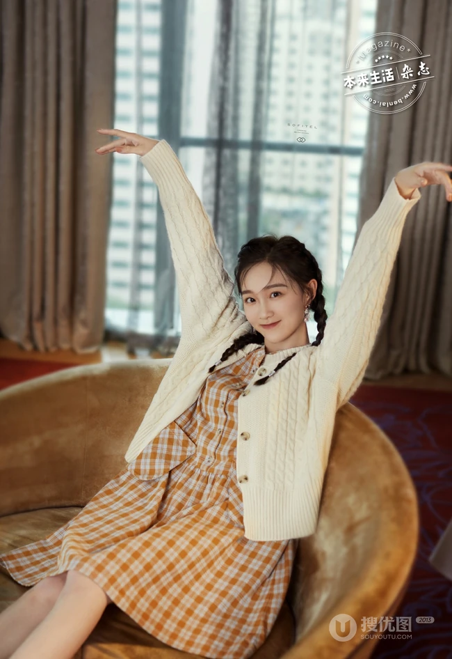 湖南籍女生歌手李子璇复古双麻花辫写真图片