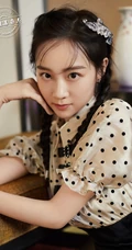 湖南籍女生歌手李子璇复古双麻花辫写真图片