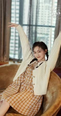 湖南籍女生歌手李子璇复古双麻花辫写真图片