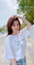 冯提莫白T牛仔裤可爱街拍图片