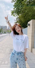 冯提莫白T牛仔裤可爱街拍图片
