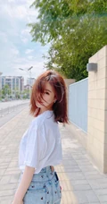冯提莫白T牛仔裤可爱街拍图片