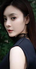 王瑞子清冷气质优雅长发写真，在枝叶后的女生王瑞子户外写真美图