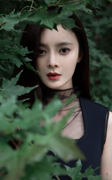 王瑞子清冷气质优雅长发写真，在枝叶后的女生王瑞子户外写真美图