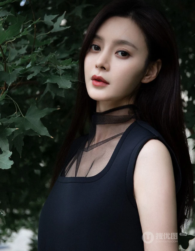 王瑞子清冷气质优雅长发写真，在枝叶后的女生王瑞子户外写真美图
