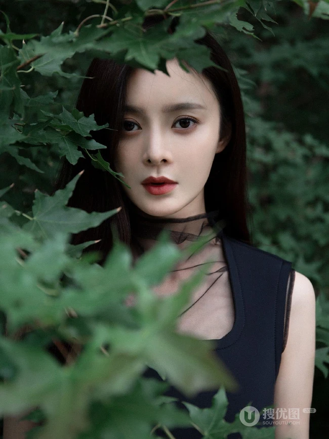 王瑞子清冷气质优雅长发写真，在枝叶后的女生王瑞子户外写真美图