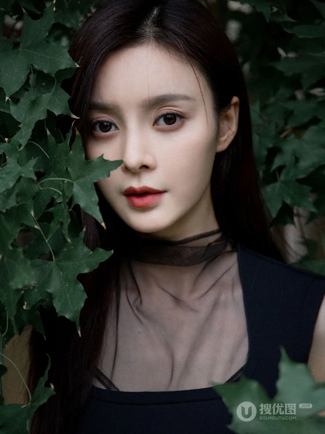 王瑞子清冷气质优雅长发写真，在枝叶后的女生王瑞子户外写真美图