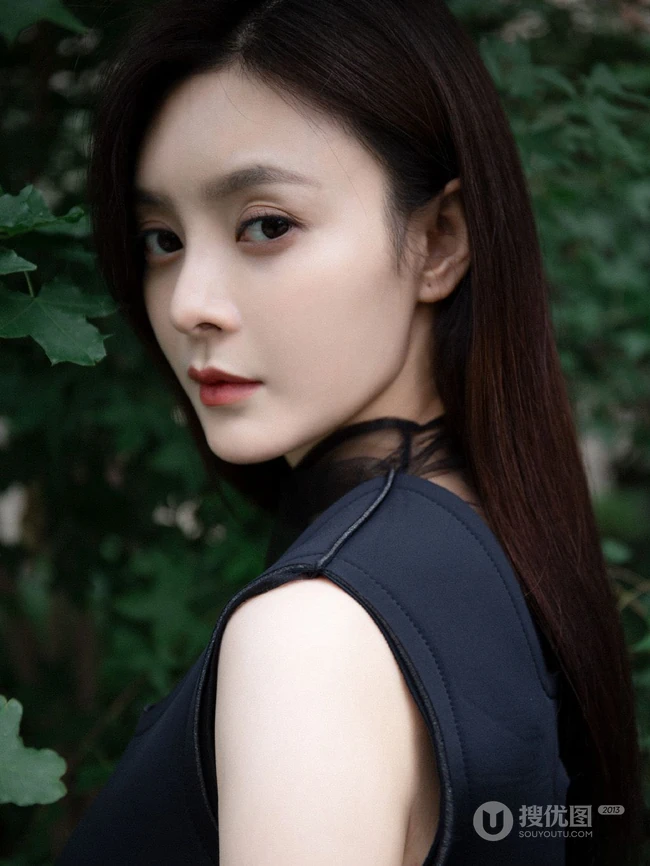 王瑞子清冷气质优雅长发写真，在枝叶后的女生王瑞子户外写真美图