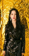 刘些宁头戴王冠搭配酷闪黑裙，化身高冷女王写真图片