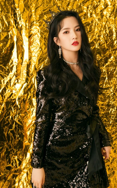 刘些宁头戴王冠搭配酷闪黑裙，化身高冷女王写真图片