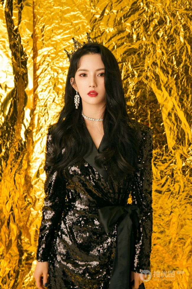 刘些宁头戴王冠搭配酷闪黑裙，化身高冷女王写真图片