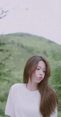 陈瑶微博晒休闲旅拍写真，白衣牛仔裤着身，享受茶山唯美风光