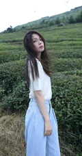 陈瑶微博晒休闲旅拍写真，白衣牛仔裤着身，享受茶山唯美风光