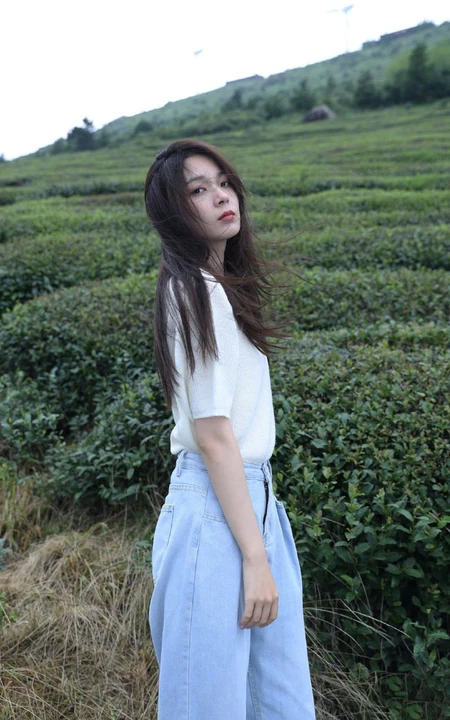 陈瑶微博晒休闲旅拍写真，白衣牛仔裤着身，享受茶山唯美风光
