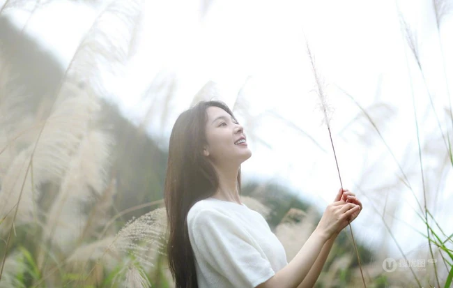 陈瑶微博晒休闲旅拍写真，白衣牛仔裤着身，享受茶山唯美风光