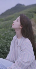 陈瑶微博晒休闲旅拍写真，白衣牛仔裤着身，享受茶山唯美风光