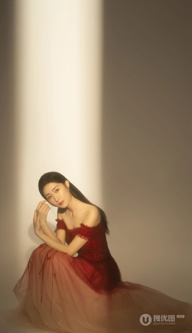 王瑛瑛气质礼裙红裙优雅写真图片