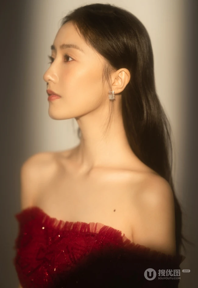 王瑛瑛气质礼裙红裙优雅写真图片