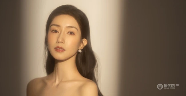 王瑛瑛气质礼裙红裙优雅写真图片