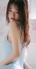 坐在楼梯口安静的轻纱蓝裙湿发女孩唯美艺术高清写真图集