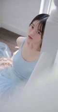 坐在楼梯口安静的轻纱蓝裙湿发女孩唯美艺术高清写真图集