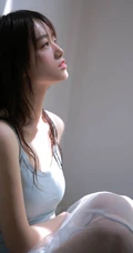 坐在楼梯口安静的轻纱蓝裙湿发女孩唯美艺术高清写真图集